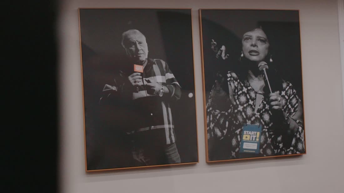 Dois retratos em preto e branco emoldurados na parede da nova sede