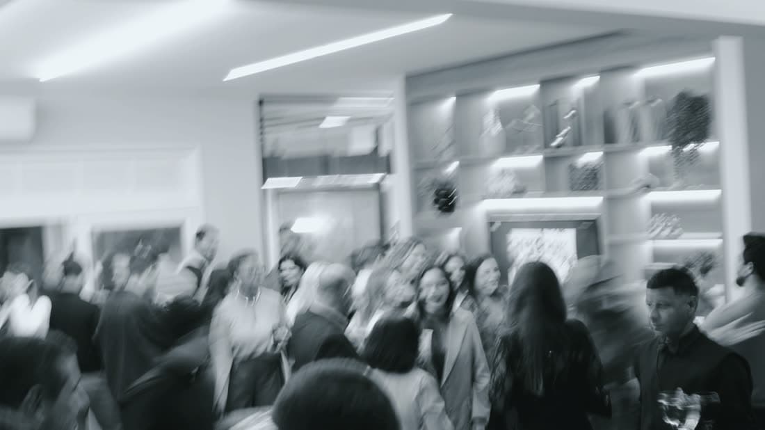 Plano de movimento sobre o salão cheio, com rastro de luz
