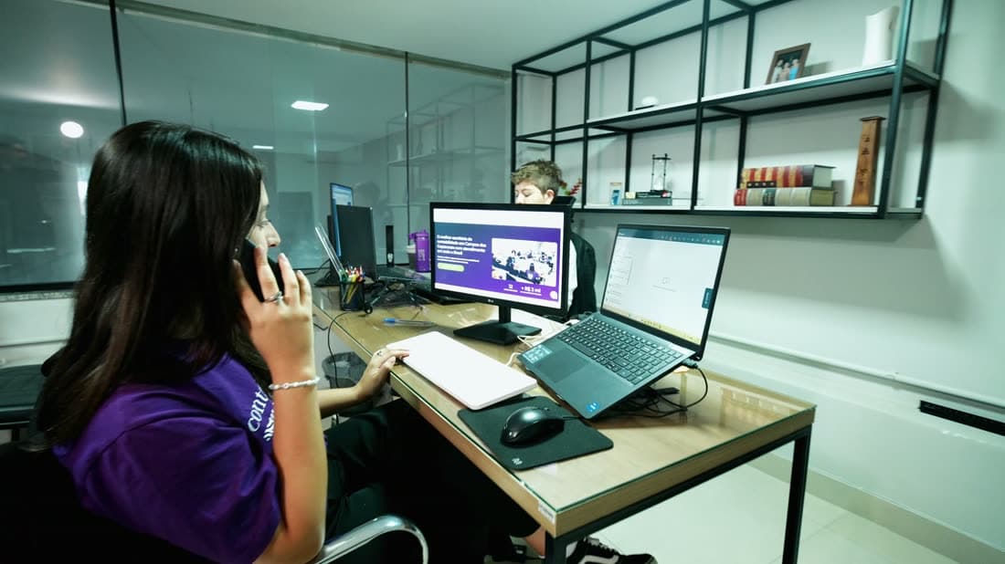 Estação de trabalho do escritório com dois monitores ligados
