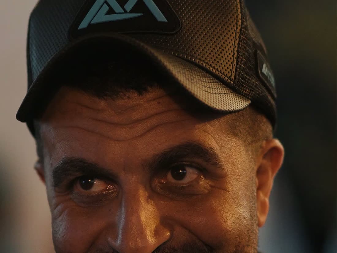 Close de um produtor de boné sorrindo durante a exposição agropecuária